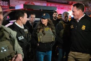 Agent zastřelil vyděšenou ženu, podle Trumpa a Noemové to byla teroristka - Médium.cz